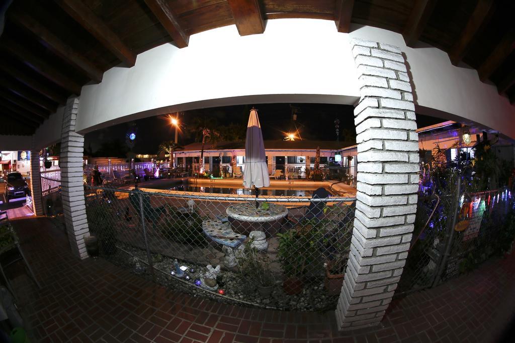 Adobe Hacienda Motel Голлівуд Екстер'єр фото